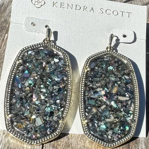 Kendra Scott Danielle Earrings – Limited Edition Purple Crushed Abalone – Gold - Picture 3 of 4